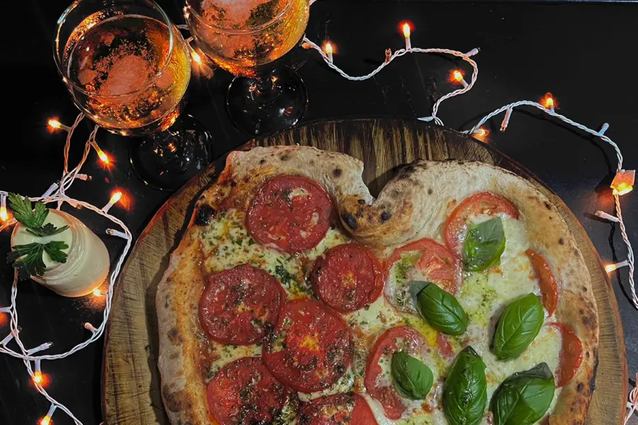 DETALLE. Para el 14 de febrero prepararon una propuesta especial pensada para quienes eligen celebrar el amor compartiendo una pizza.