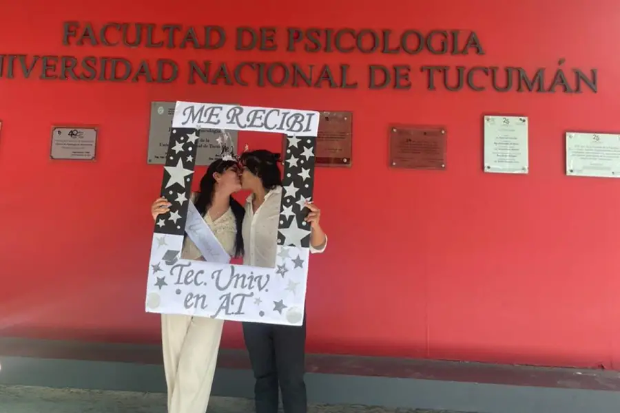 LOGRO. Paula el día que se recibió de acompañante terapéutica, una meta que pudo alcanzar gracias a la flexibilidad que le dio el emprendimiento que comparte con Lucas.