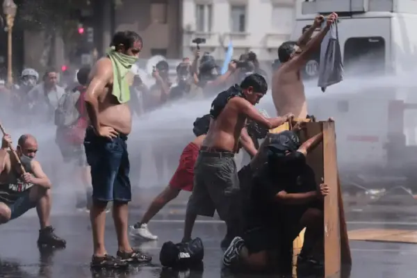 Detuvieron al acusado de arrojar una molotov en la protesta contra la reforma laboral