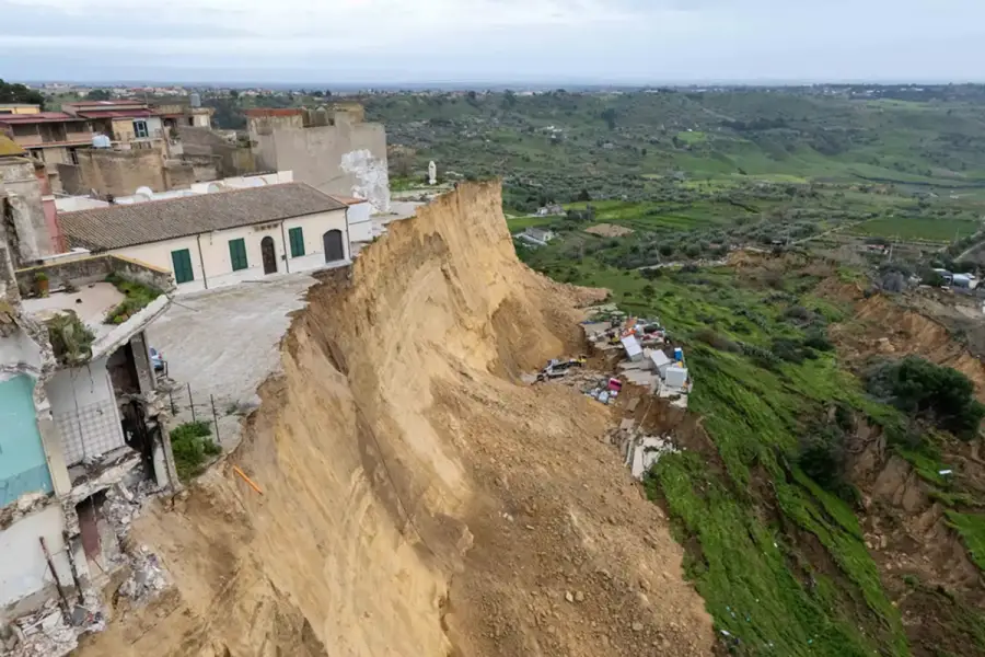 Imagen del barranco causado por un corrimiento de tierra en la localidad siciliana de Niscemi.