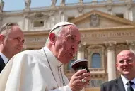 Estuvo cinco minutos bajo el agua y sobrevivió tras rezarle al Papa: ¿el primer milagro de Francisco?