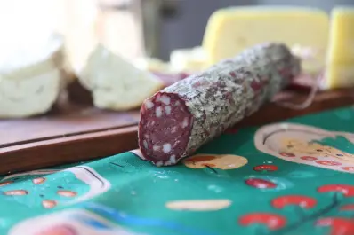 En Tafí del Valle, un emprendedor apuesta por los embutidos de carne de llama: “La gente no olvida”