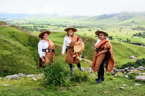 Después de casi una vida sin cantar juntas, tres hermanas copleras volvieron a reunirse