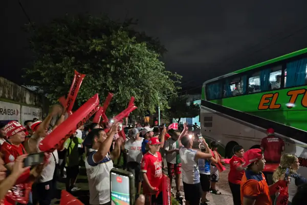 Madrugada histórica en Villa Alem: así esperaron a Tucumán Central tras el ascenso al Federal A