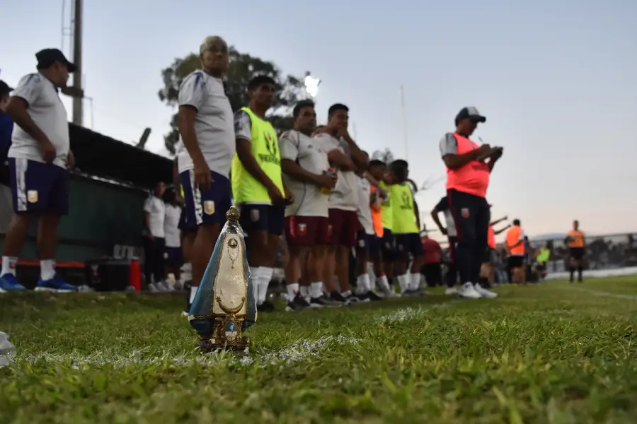COSTUMBRE. Arrieta llevó a la Virgen a la cancha.