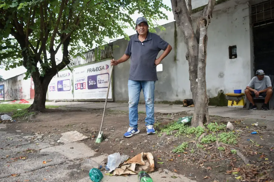 LIMPIEZA. Ernesto Fernández se ocupó de la higiene luego de la fiesta, aunque destacó el buen comportamiento de todos los hinchas.