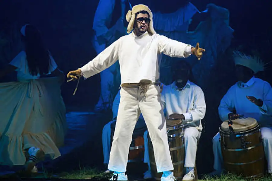 ÚLTIMO LOOK. Pese al calor, el puertorriqueño se abrigó para la parte final del tercer concierto en Argentina.