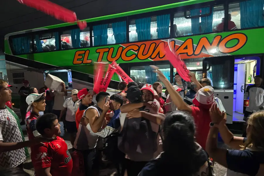 Madrugada histórica en Villa Alem: así esperaron a Tucumán Central tras el ascenso al Federal A