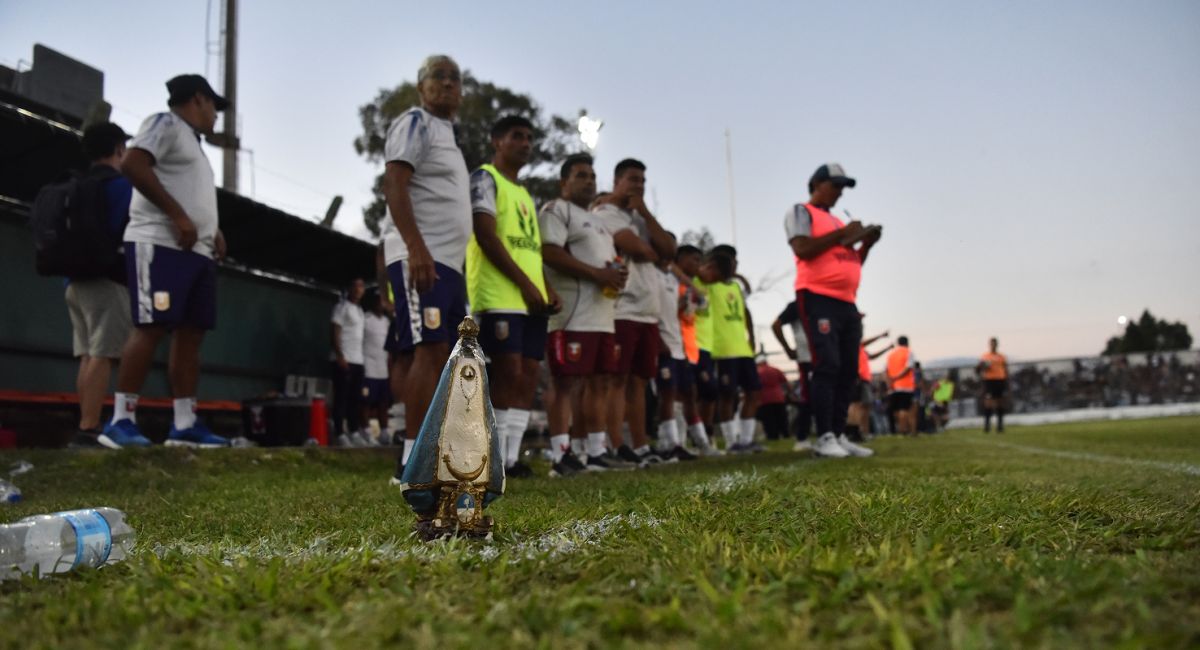 COSTUMBRE. Arrieta llevó a la Virgen a la cancha.