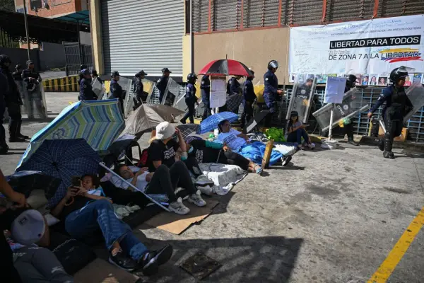 Mujeres realizan una huelga de hambre para pedir libertad a los presos políticos en Venezuela