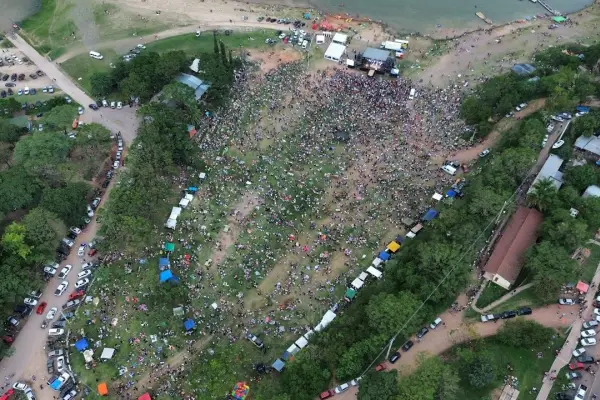 Carnaval en Tucumán: miles de personas colmaron El Cadillal y el acceso estuvo colapsado por vehículos