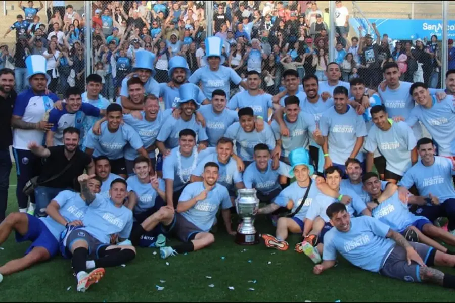 ASCENSO HISTÓRICO. El equipo bonaerense selló su llegada a la Primera Nacional tras imponerse por penales a Atlético de Rafaela en San Nicolás.