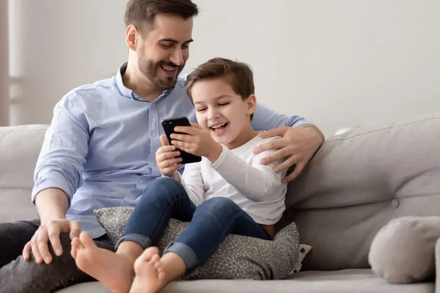 DECISIONES. Algunos padres van entregando de a poco los aparatos electrónicos a sus hijos. Otros son más restrictivos.