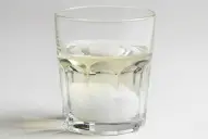 Ritual del vaso con vinagre y sal: cómo hacerlo paso a paso y qué sucede después de cinco días