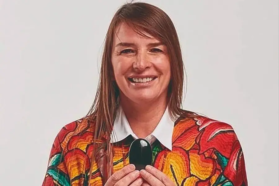 CON SUS CRISTALES. Desde La Cumbre, Alejandra Ducca vuelve a Tucumán para presentar un libro que combina energía, geometría sagrada y sonidos. / CORTESÍA ALEJANDRA DUCCA