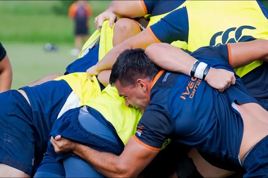 ESFUERZO. El plantel trabajó con foco en las formaciones fijas y los lanzamientos.