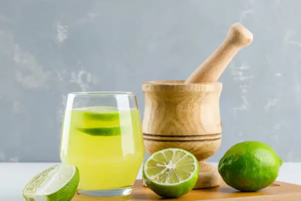 Qué aporta el jugo de limón y por qué conviene tomarlo en ayunas