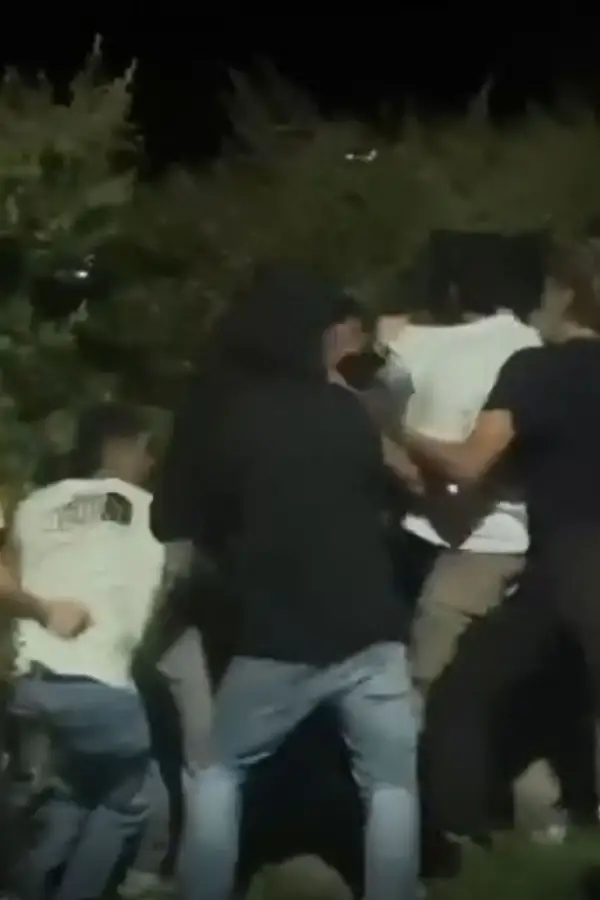 UNA PRUEBA. Dos secuencias del tumulto en el que, según la fiscal Mónica García de Targa, Patricio Ledezma fue agredido por un grupo de jóvenes. 