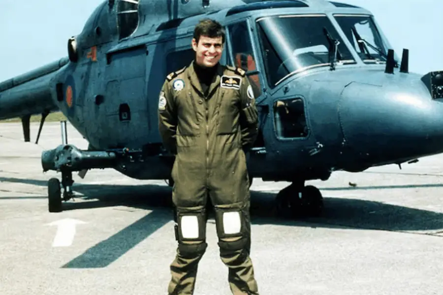 CARRERA MILITAR. Tras graduarse en el Britannia Royal Naval College de Dartmouth, se especializó como piloto de helicópteros y fue destinado al Escuadrón Aeronaval 820.