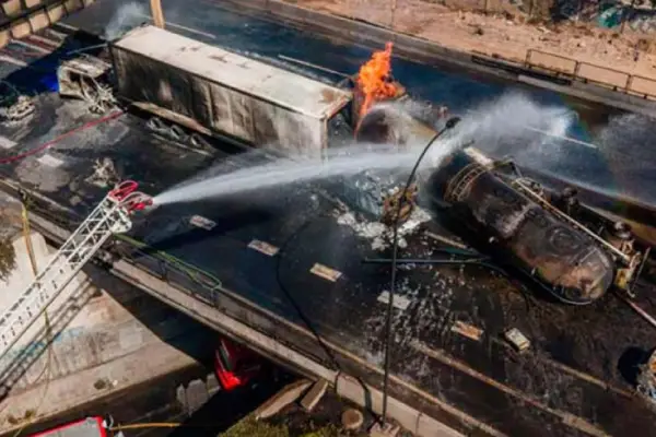 Un camión con gas licuado volcó y explotó en Santiago de Chile: hay cuatro muertos y 17 heridos