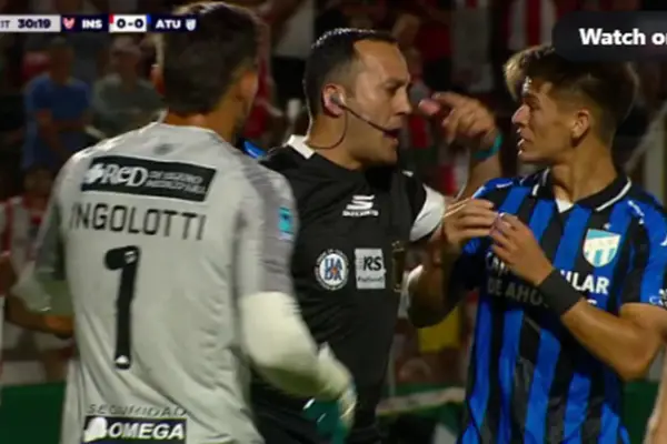 Video: ¿Dónde fue la falta? El sorprendente penal cobrado por Espinoza contra Atlético Tucumán