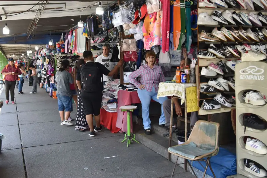 IMÁGENES ELOCUENTES. En El Bajo, las propuestas comerciales son muchas y se presentan de las maneras más diversas, como se puede ver en las fotos.