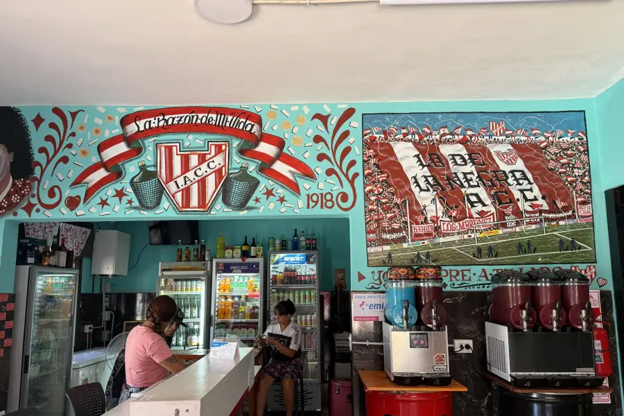 PERSONALIZADO. Así luce por dentro el bar 