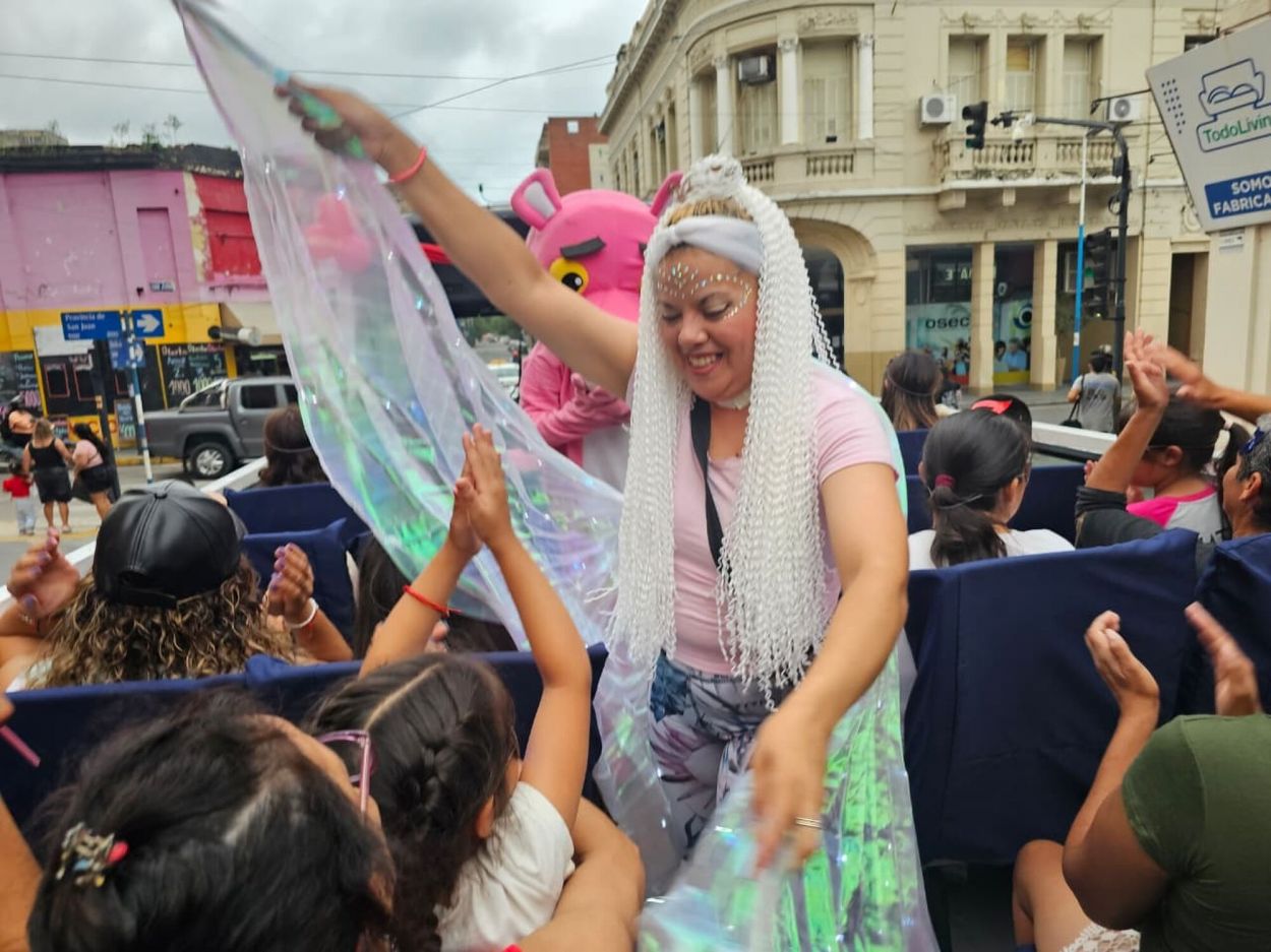ENTRETENIMIENTO PARA LOS CHICOS. Un hada luminosa divierte a los más pequeños y a los grandes que se suman al paseo.