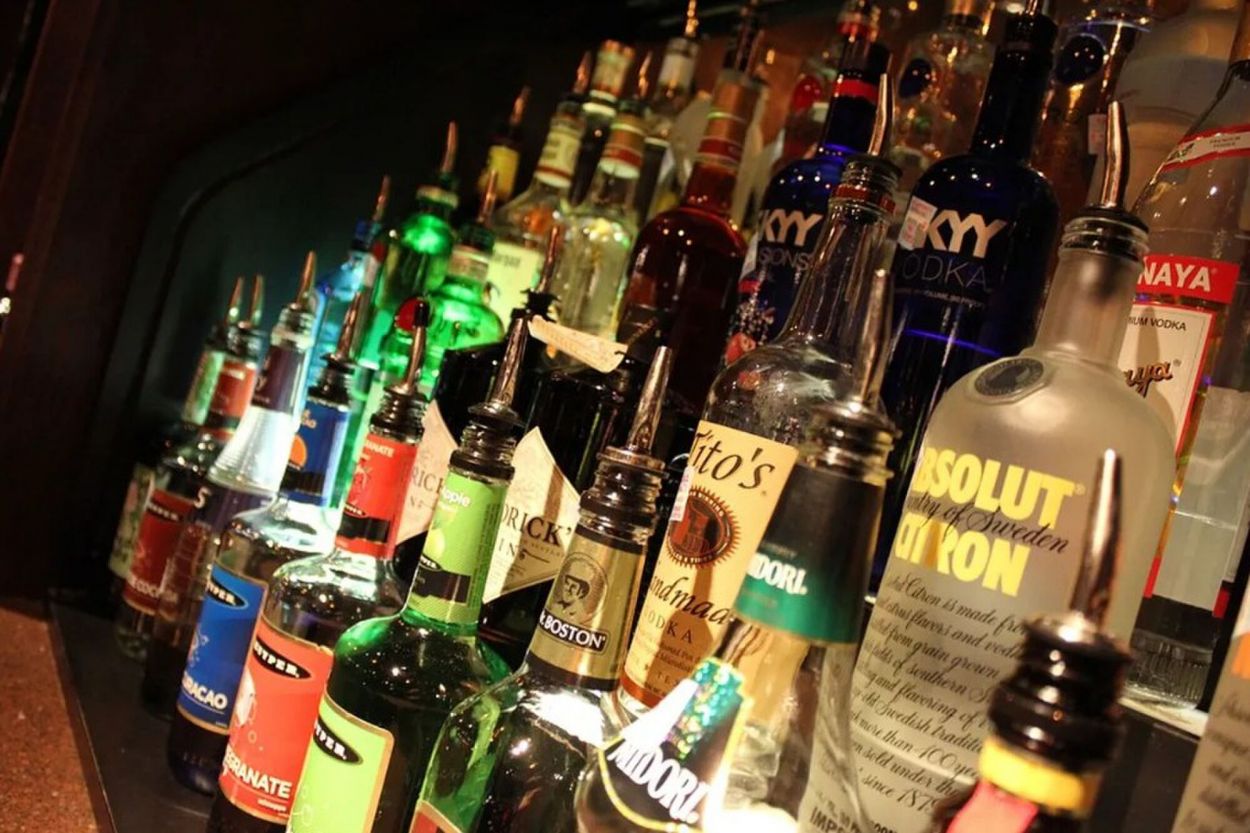 PROHIBIDO. No se puede vender alcohol a los menores de edad.