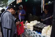 Diego y Argelia llegan cada verano con sus quesos de Simoca