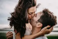 Por qué la biología vuelve a las mujeres más selectivas tras el primer beso