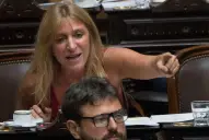 El bloque de La Libertad Avanza pidió la expulsión de Florencia Carignano tras desconectar los cables del sistema taquigráfico en plena sesión