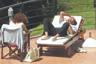 Recuerdos fotográficos: 2009. Julio Iglesias toma sol en San Javier y luego canta en Floresta