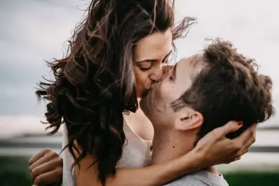 Por qué la biología vuelve a las mujeres más selectivas tras el primer beso