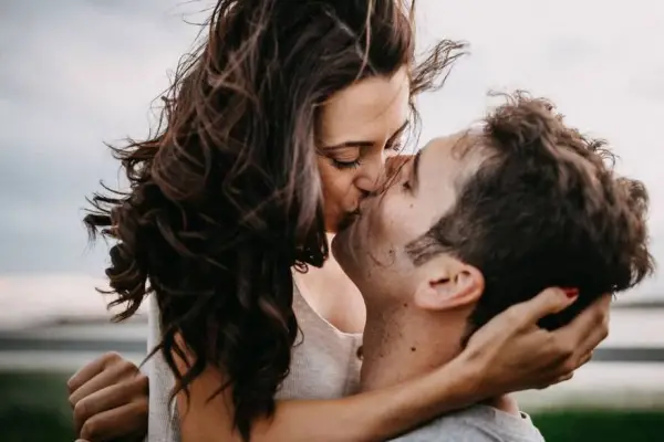 Por qué la biología vuelve a las mujeres más selectivas tras el primer beso