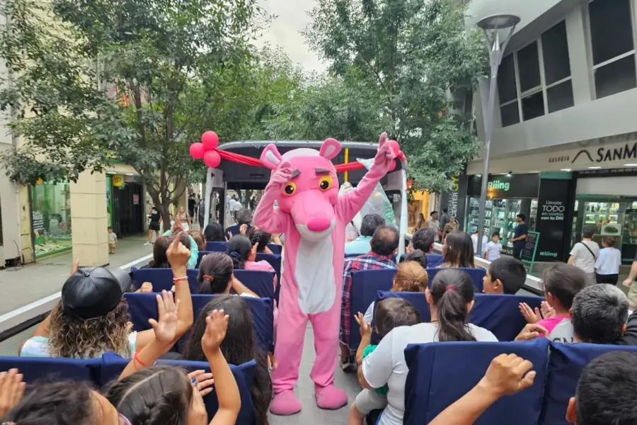 ANIMACIÓN. La Pantera Rosa acompaña el recorrido mientras el colectivo avanza por el centro capitalino.