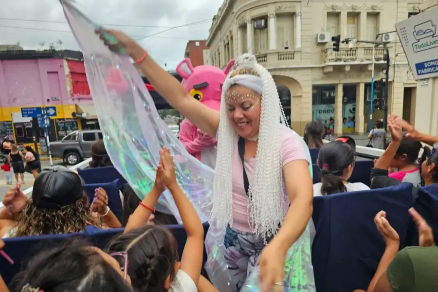 ENTRETENIMIENTO PARA LOS CHICOS. Un hada luminosa divierte a los más pequeños y a los grandes que se suman al paseo.