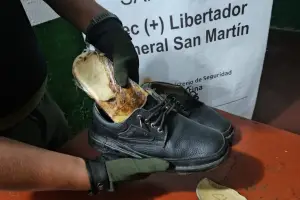 Tres pasajeros transportaban cocaína adherida al cuerpo y oculta en el calzado