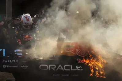 VIDEO El Red Bull de Tsunoda se incendió durante una exhibición en San Francisco