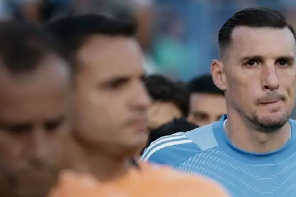 Armani encendió las alarmas en River: salió en el entretiempo ante Vélez por una molestia en el tendón de Aquiles