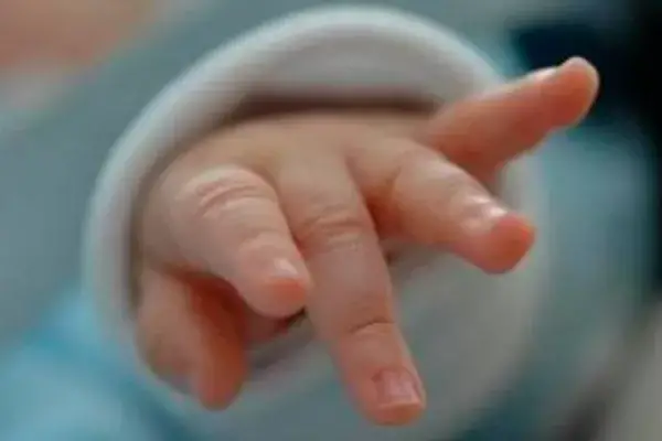 Un jubilado encontró a un bebé recién nacido entre las malezas en Los Ralos