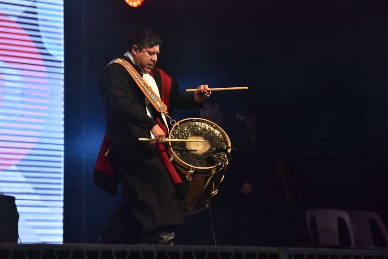 UN SOLO DE TAMBOR. Mamaní se destacó en la lluviosa noche de Tafí, durante la Fiesta del Queso.