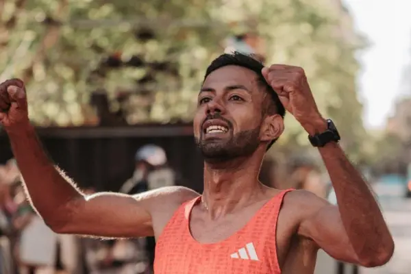 Es uno de los fondistas más destacados de la región y divide su vida entre las pistas y un turno nocturno como custodio