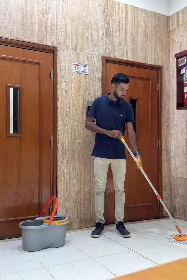 EL SUSTENTO DE VIDA. Por las noches, Quiroga trabaja como custodio en un edificio. Ese sueldo le ayuda a sobrevivir.