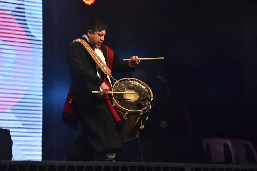 UN SOLO DE TAMBOR. Mamaní se destacó en la lluviosa noche de Tafí, durante la Fiesta del Queso.