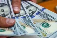 El dólar bajó y tocó el menor valor en cinco meses