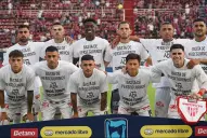 “Basta de perseguirnos”: futbolistas de San Lorenzo e Instituto utilizaron camisetas en apoyo a la AFA tras el anuncio del paro