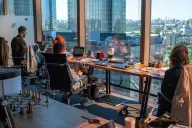 Cuatro días de trabajo y tres de descanso: la idea que entusiasma a los jóvenes en España