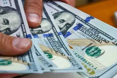 El dólar bajó y tocó el menor valor en cinco meses