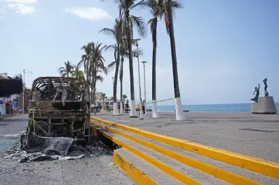 De paraíso a zona de guerra: el terror narco golpeó a Puerto Vallarta tras la muerte del Mencho y dejó a miles de turistas varados